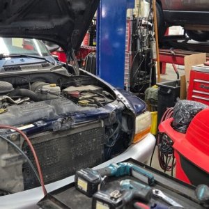 Diagnosing a hard starting problem with a charger connected in the engine bay