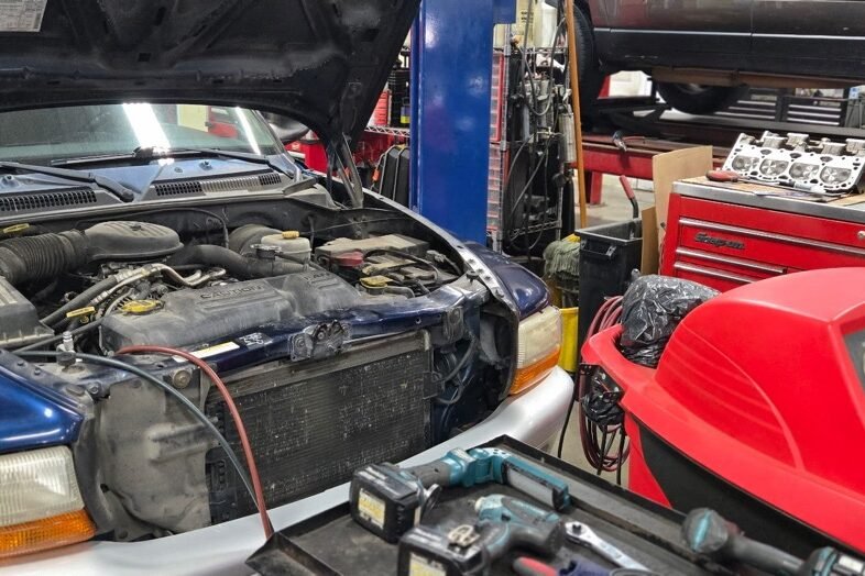 Diagnosing a hard starting problem with a charger connected in the engine bay